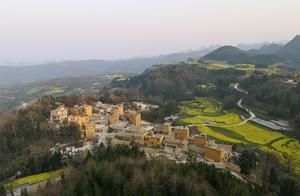 Let's go to the beautiful village of Luoping, explore it, and see how important village planning is during its construction?