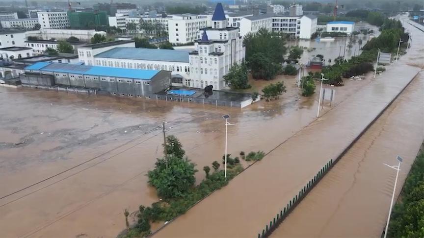 航拍河南登封暴雨受灾现场街道积水成河消防划船救人