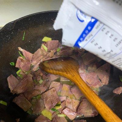 冬天吃土豆胡萝卜炖牛肉，暖身又暖心