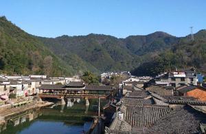 Amidst the embrace of mountains, a charming ancient town with Jiangnan characteristics emerges.