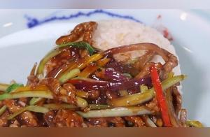 The sauce for the rice bowls is ready, not oily and greasy, especially appetizing, and you can eat two bowls at a time with one bite
