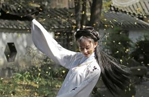 Longing for the Wind of March, Listening to the Rain of April