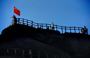 The Sunrises, Sunsets, and Cloud Seas of Catershan Peak – A Rare Natural Wonder