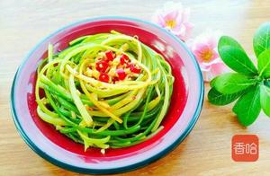 This dish is not for everyone; it's more refreshing than chilled cucumber – simply tear and mix it, perfect for springtime!