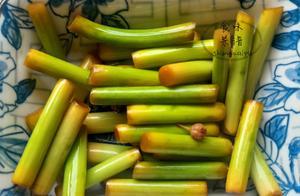 Grandma's Secret Recipe for Pickled Garlic Sprouts: Crispy, Simple, Sour, Sweet, and Lasting for Half a Year