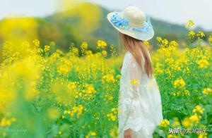 Spring is like a child, revealing a smile like an angel.