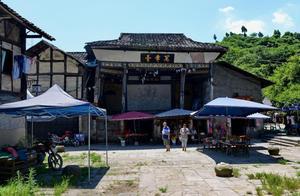 The Pinyan Ancient Town is permeated with a serene and elegant beauty, possessing a distinctly poetic and picturesque quality reminiscent of small bridges, flowing water, and traditional residences.