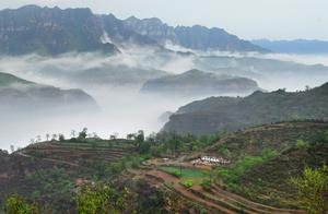This 120-square-kilometer scenic area is a typical representative of northern Chinese mountain and water landscapes, with four seasons of scenery along the Hundred Mile Gallery.