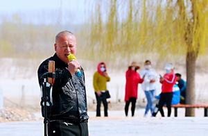 Liaohe Blue Sky Reflects Azure Water; Spring Day Kite Flying and Dancing in the Wind