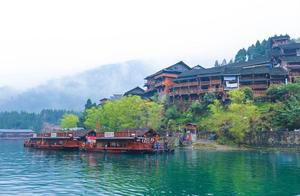 Departing from Chongqing, Watching Clouds by the Wujiang River Gallery