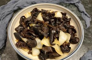 Stir-fried Black Fungus: Avoid Splattering by Using This Simple Trick