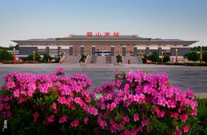 Hunan: I Love the Deep Red Azaleas (Duijuanhua) of My Hometown - Plum Blossoms Blooming in Jiangnan's Mountain Scenery in March