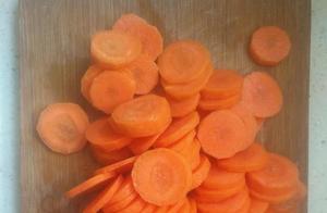 Don't Know What to Eat for Breakfast? Make Soft and Sweet Carrot Rice Cakes with Two Carrots and a Bowl of Rice Flour