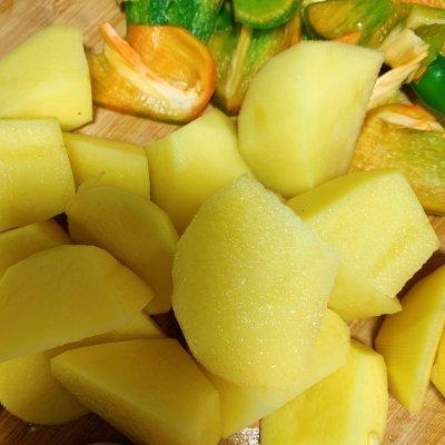 告诉你3个诀窍，在家也能做出一盘地道鲜嫩的铁锅鸡