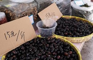 Putting a 'Jacket' on Grapes, Transforming Them into Rare Fruits, Increasing Prices by 3 Times, Tourists Rush to Buy