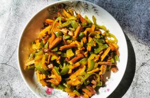 From Childhood to Adulthood, Stir-fried Green Peppers with Dried Tofu – Should You Fry the Peppers First or the Tofu?