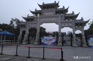 It is a historic water town of the Jiangnan region, possessing the magnificent Tides of the Qiantang River, and the Qianlong Emperor visited it many times.