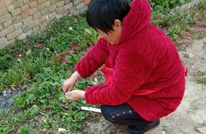Because of the epidemic, I can't go to work, my mother is making rural delicacies at home.