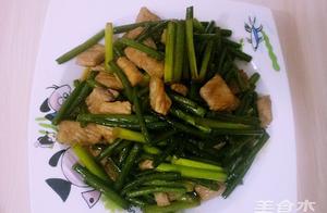 A Dish Children Can't Get Enough Of: Garlic Sprouts with Pork (Five Bowls Per Serving)