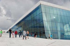 A Popular Norwegian Tourist Attraction, Built at a Cost of 42 Billion, Allows Tourists to ‘Trample’ It