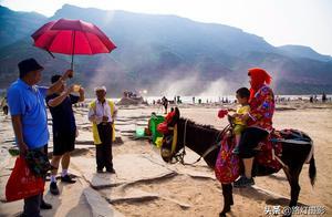 Why So Many People Go to Yellow River Falls in Linfen, Shanxi?