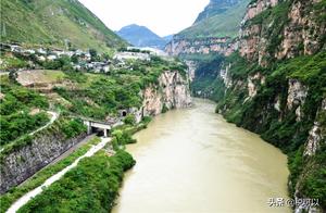 Han Yuan Deep Creek Gorge is Magnificent: A Bridge Spans the Dawhe River Gorge, the Chengdu-Kunming Railway Pierces Through the Cliffside