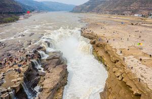 What are the differences between the Long Mouth Waterfalls of Shaanxi and Shanxi? Join me on a first-person drone tour.