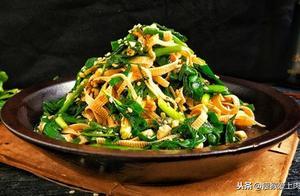 This dish is delicious to eat in spring, hot and cold, fresh and appetizing, and a perfect match with glass noodles.