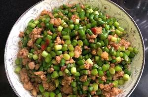 Food Recommendations: Garlic Fernbrake with Pork, Cold Mixed Water Spinach, Bean Sprouts with Vermicelli Noodles, Shrimp, Carrot, and Egg Rolls