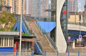 Chongqing's Skybridges are Too Confusing! Pedestrians Struggle Due to Congestion
