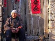 Family Ties Endure | Van Xingcan: Accompanying Mother to Bask in the Sun (Essay)