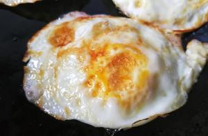 Red-braised dishes are delicious, especially red-braised eggs and ribs, which are a good choice.