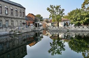 A Stroll Through Jinan's Old Streets and Courtyards, Experiencing the Gentle Charm of the Maple Trees and Springs