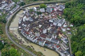 Poetry and Painting in the Misty Brocade of She Village