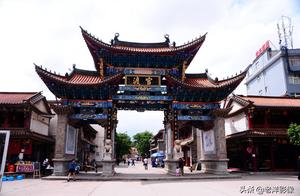 That Day, a Person Wandered Through the Streets of Guandu Ancient Town in Kunming, Yunnan