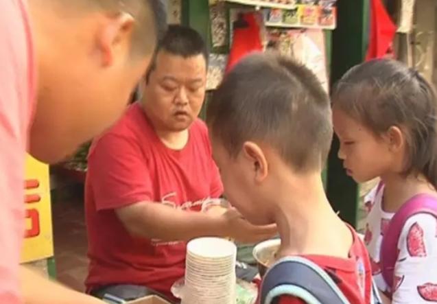 孩子胃里发现一团“脏物”，父母眼中“好”零食，制作环境脏乱差