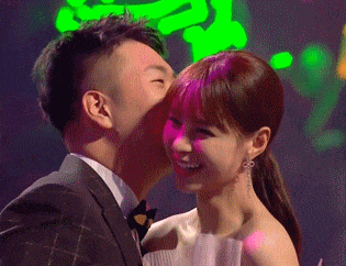 跳跳糖|沈梦辰让杜海涛帮忙拍婚纱照，有谁注意他的姿势？不是真爱做不到