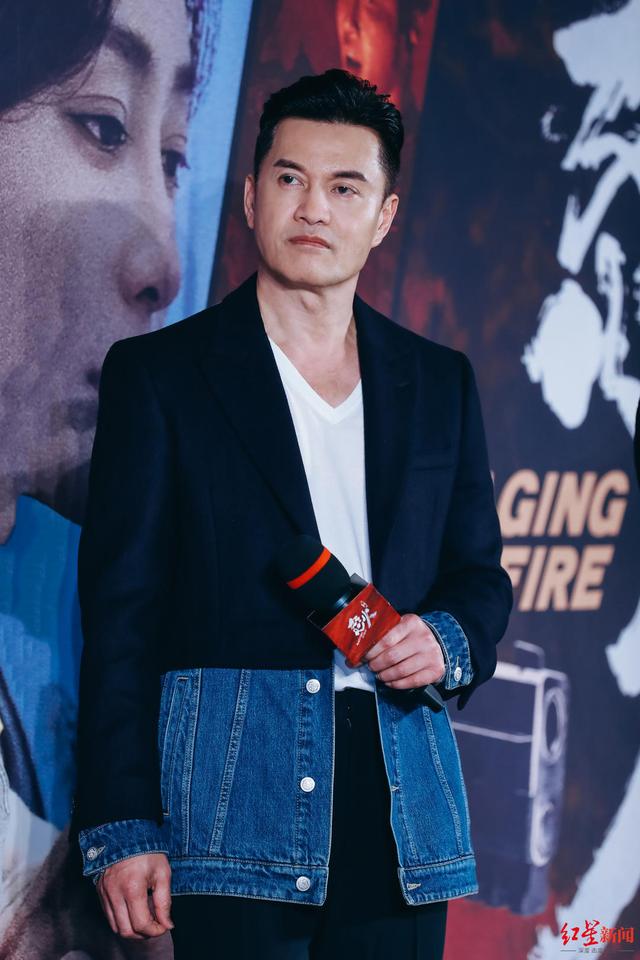 陈木胜遗作首映:成龙率8位导演站台,影院把最中间位置留给永远的陈导