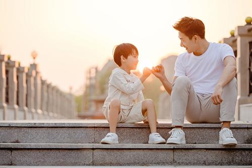 「你的育儿经」家长看过来！孩子喜欢眨眼、耸肩、做“鬼脸”?警惕小儿抽动症，5~10岁的孩子易中招