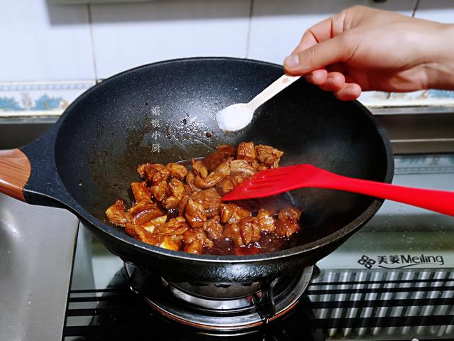 红焖羊肉加两样食材，不腥不膻，羊肉酥烂汤醇厚，味美解馋又暖和