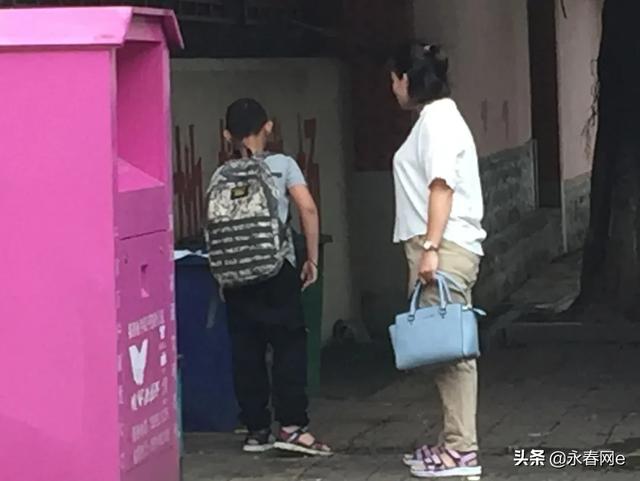 『超级宝妈』垃圾桶旁教育孩子？永春这对“硬核父母”的样子真美