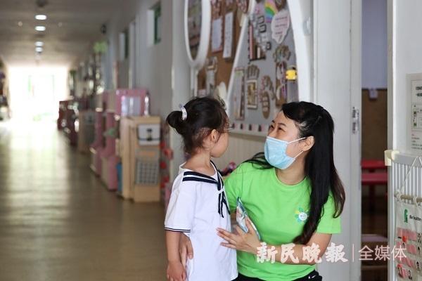 新民晚报|模拟直播带货 一米线外呵护 普陀区多所幼儿园的复学细节有点暖