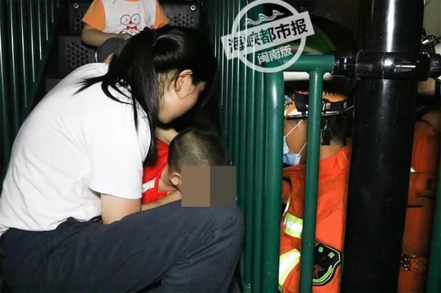 海峡都市报|心惊肉跳！福建2岁幼童玩滑梯时被卡了