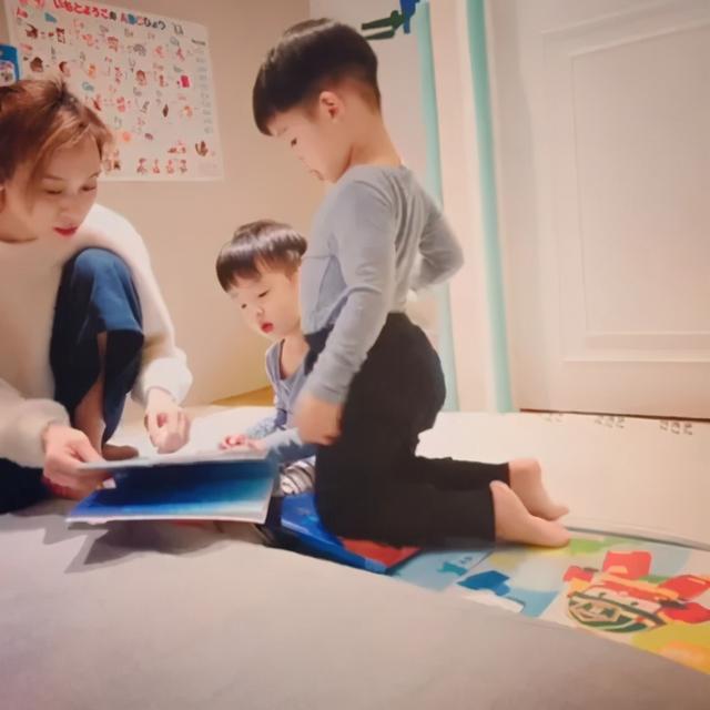 小学生因“过分整洁”成网红，入座前的一套动作，简直治愈强迫症