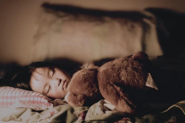 【超级宝妈】各地都在为开学做准备,但孩子作息不规律,晚上睡不着早上起不来,如何调整?