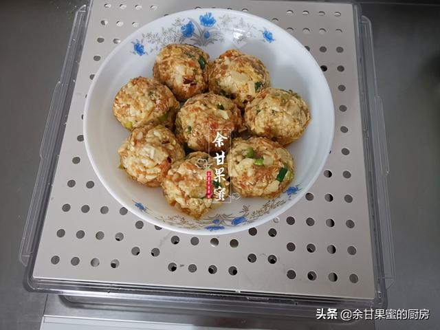 香菇肉末豆腐丸子，蒸一蒸上桌，清淡可口，做法也简单