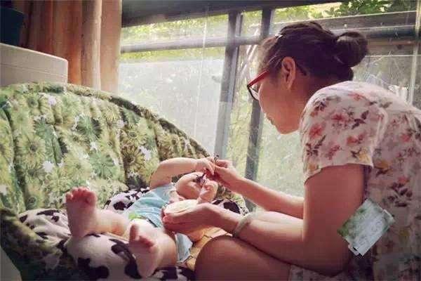 「你的育儿经」当你选择做全职妈妈的时候,你有后悔过吗?网友的回答,很真实!