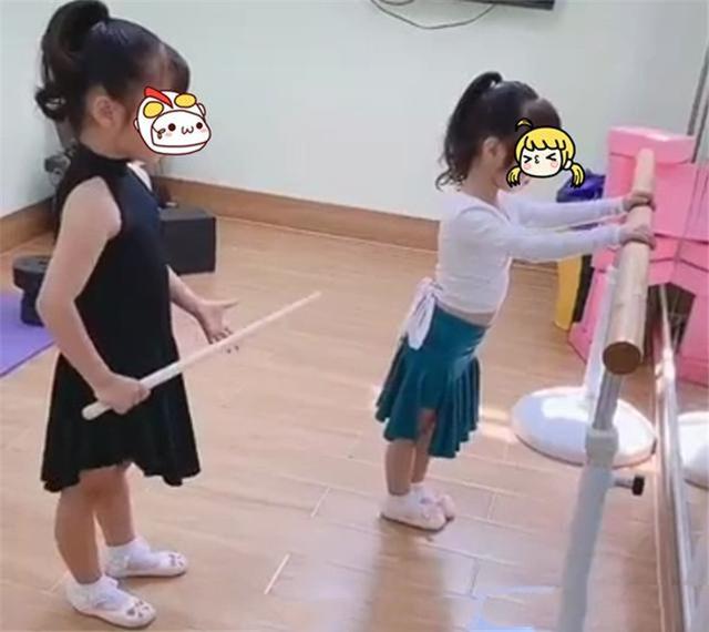 超级宝妈:姐姐在家教妹妹练习舞蹈,看到姐姐严厉的样子,网友:有大姐风范