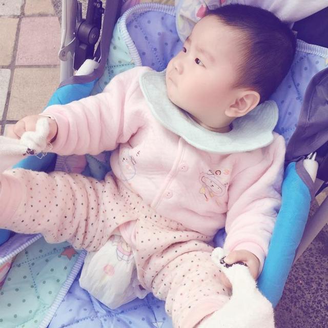 『天使宝贝』妈妈单独带孩子睡觉是什么样，看见监控实拍，隔着屏幕都感觉累