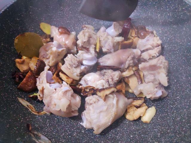 这样做肥而不腻，咸香软糯，加上花生，全家都喜欢